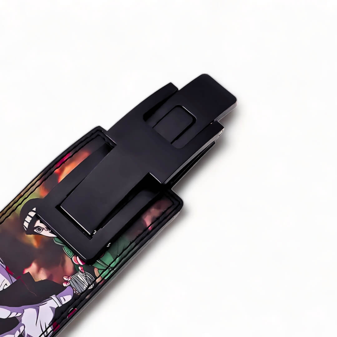 Close-up of the quick-release lever buckle on the Naruto powerlifting belt. Detailed anime characters on premium leather for a secure and stylish lifting experience.